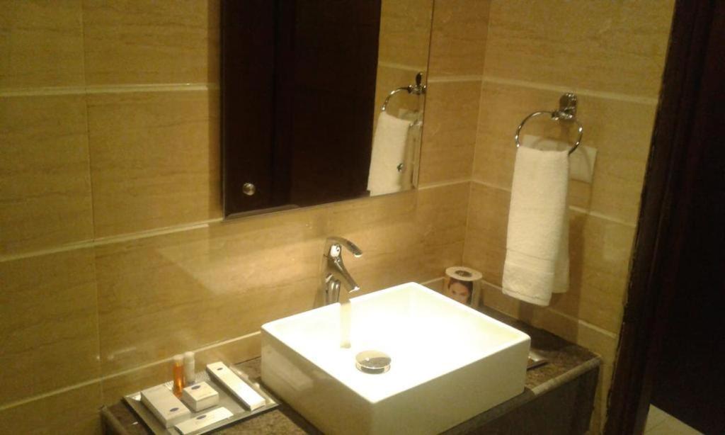A One Hotels By Ventus Hotels & Resorts- Delhi Airport Yeni Delhi Dış mekan fotoğraf